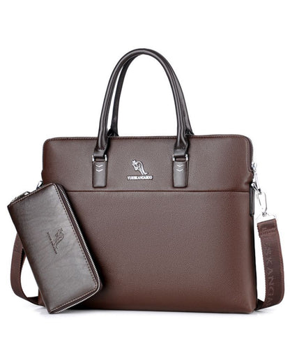 Vue de face d’une sacoche ordinateur homme marron en effet cuir grainé, accompagnée d’un portefeuille zippé assorti, style business chic.