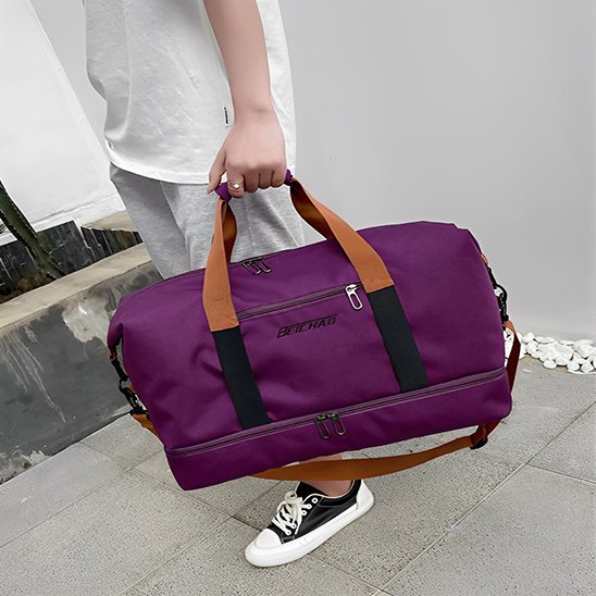 Sac Weekender violet tenu a la main style casual chic parfait pour weekend voyage léger et déplacement quotidien confortable
