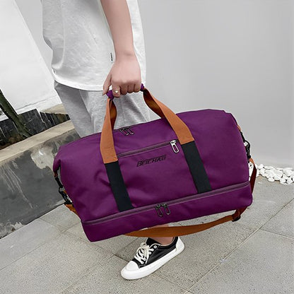 Sac Weekender violet tenu a la main style casual chic parfait pour weekend voyage léger et déplacement quotidien confortable
