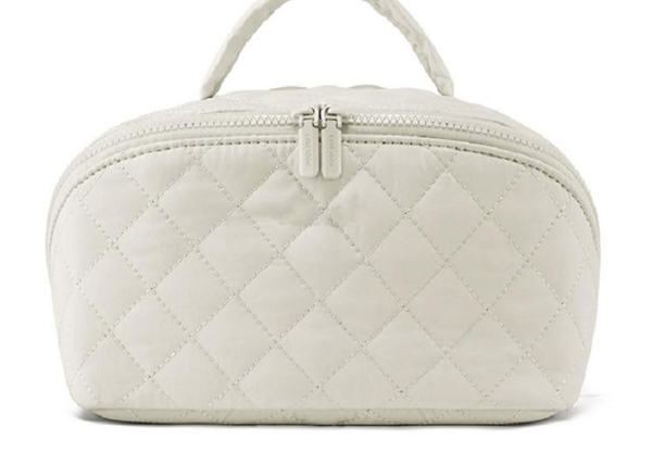 Trousse à maquillage élégante blanche vue de face, isolée sur fond blanc avec poignée