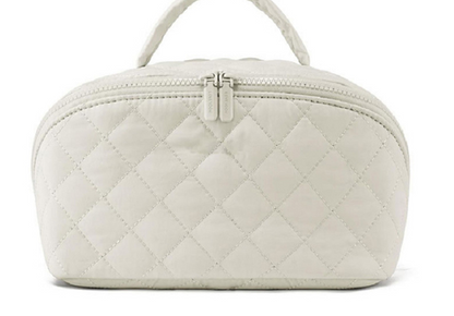 Trousse à maquillage élégante blanche vue de face, isolée sur fond blanc avec poignée