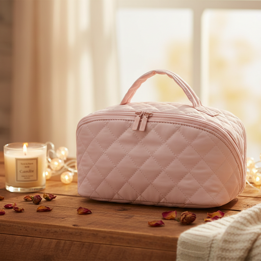 Trousse à maquillage élégante rose matelassée posée sur comptoir en bois, ambiance chaleureuse avec bougie et lumière douce