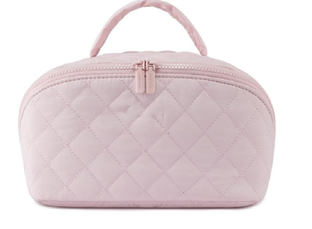 Trousse à maquillage élégante rose vue de face, isolée sur fond blanc avec poignée et fermeture éclair