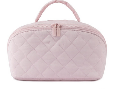 Trousse à maquillage élégante rose vue de face, isolée sur fond blanc avec poignée et fermeture éclair