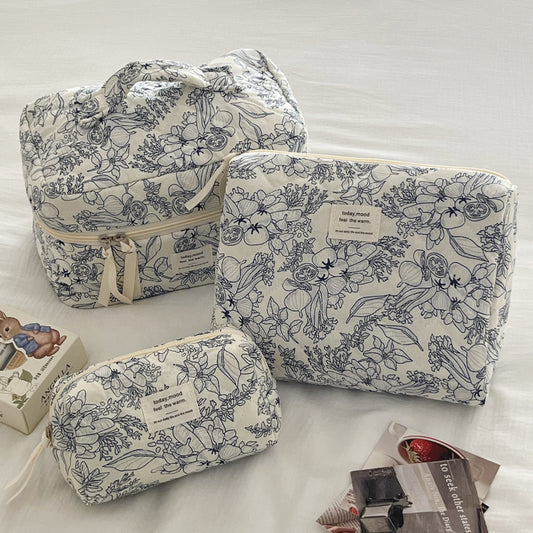 trousse de maquillage matelassée élégante fleurie avec grande moyenne et petite capacité sur fond blanc