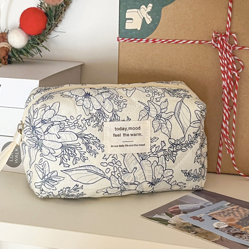 trousse de maquillage matelassée format petite style romantique en tissu doux pour femme