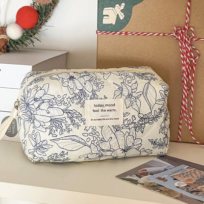 trousse de maquillage matelassée format petite style romantique en tissu doux pour femme