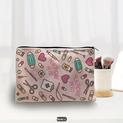 trousse de maquillage fantaisie thème santé rose posée sur table blanche avec pinceaux de maquillage en arrière plan