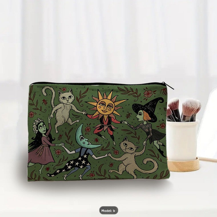 trousse de maquillage fantaisie verte illustrations mystiques chats lune et soleil posée sur table blanche avec pinceaux