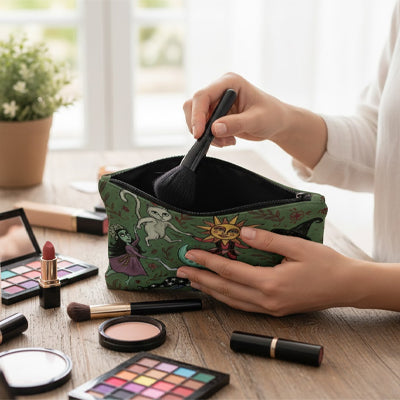 trousse de maquillage fantaisie verte ouverte sur une table des mains placent un gros pinceau autour palettes et produits sont visibles