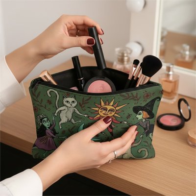 trousse de maquillage fantaisie verte ouverte sur une coiffeuse des mains rangent rouge à lèvres pinceaux et poudre dans la trousse