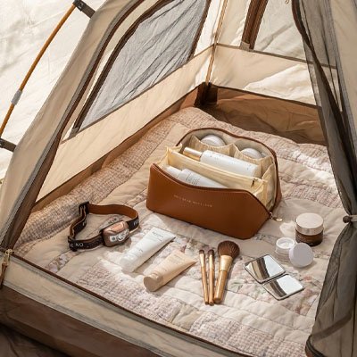  trousse de maquillage Zen pratique qui range tout son nécessaire beauté et douche dans une tente. Pinceau, lampe frontale et divers pot de crème
