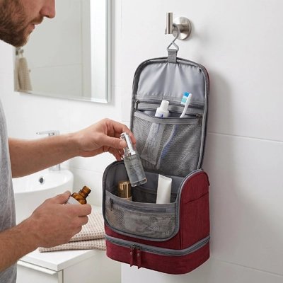Trousse de toilette Évasion pro sur comptoir de salle de bain
