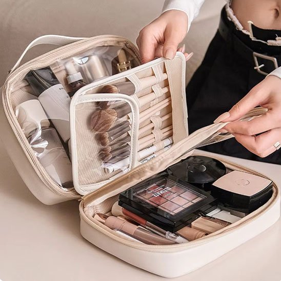 Trousse de toilette femme beige crème rigide, design élégant et minimaliste, format pratique pour le voyage et l’organisation des cosmétiques.