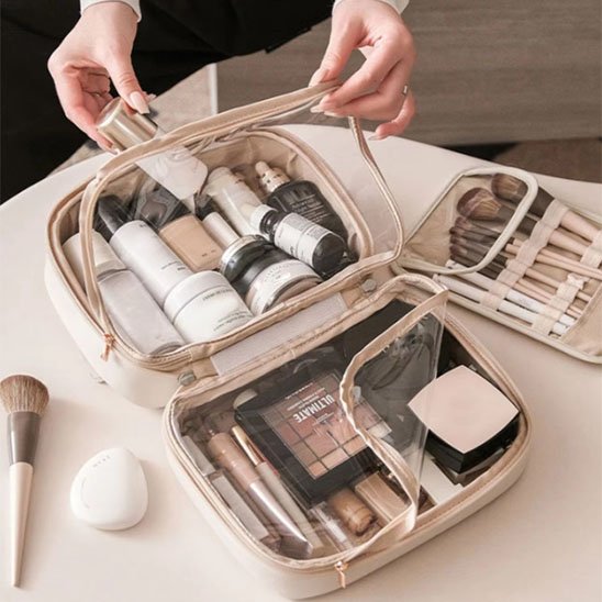Trousse de toilette femme beige sable et crème, grande capacité avec compartiments séparés, idéale pour organiser produits de beauté et accessoires.