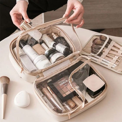 Trousse de toilette femme beige sable et crème, grande capacité avec compartiments séparés, idéale pour organiser produits de beauté et accessoires.