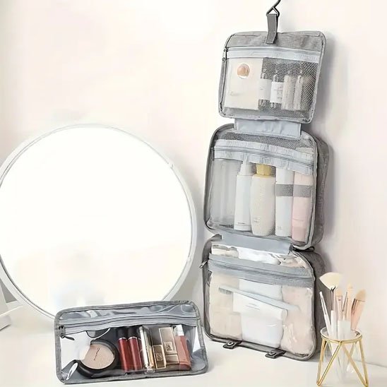 Trousse de toilette femme dans salle de bain avec miroir en circulaire. Démonstration de la poche détachable