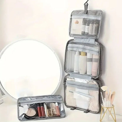 Trousse de toilette femme dans salle de bain avec miroir en circulaire. Démonstration de la poche détachable