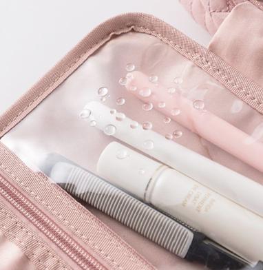 Trousse de toilette femme rétro rose, doublure imperméable avec produits visibles, protection contre l’humidité, pratique pour le voyage.
