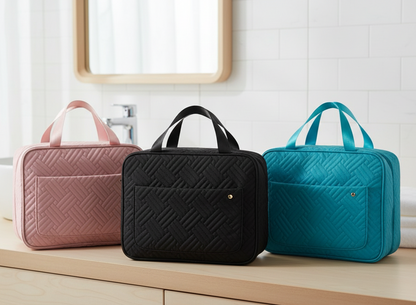 Trousse de toilette femme rétro rose noire et bleue, posées sur un meuble de salle de bain, design élégant et pratique.
