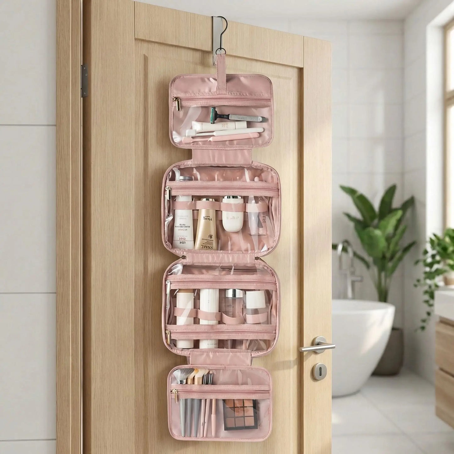 Trousse de toilette femme rétro rose ouverte et suspendue, compartiments multiples avec produits visibles, parfaite pour voyages organisés.