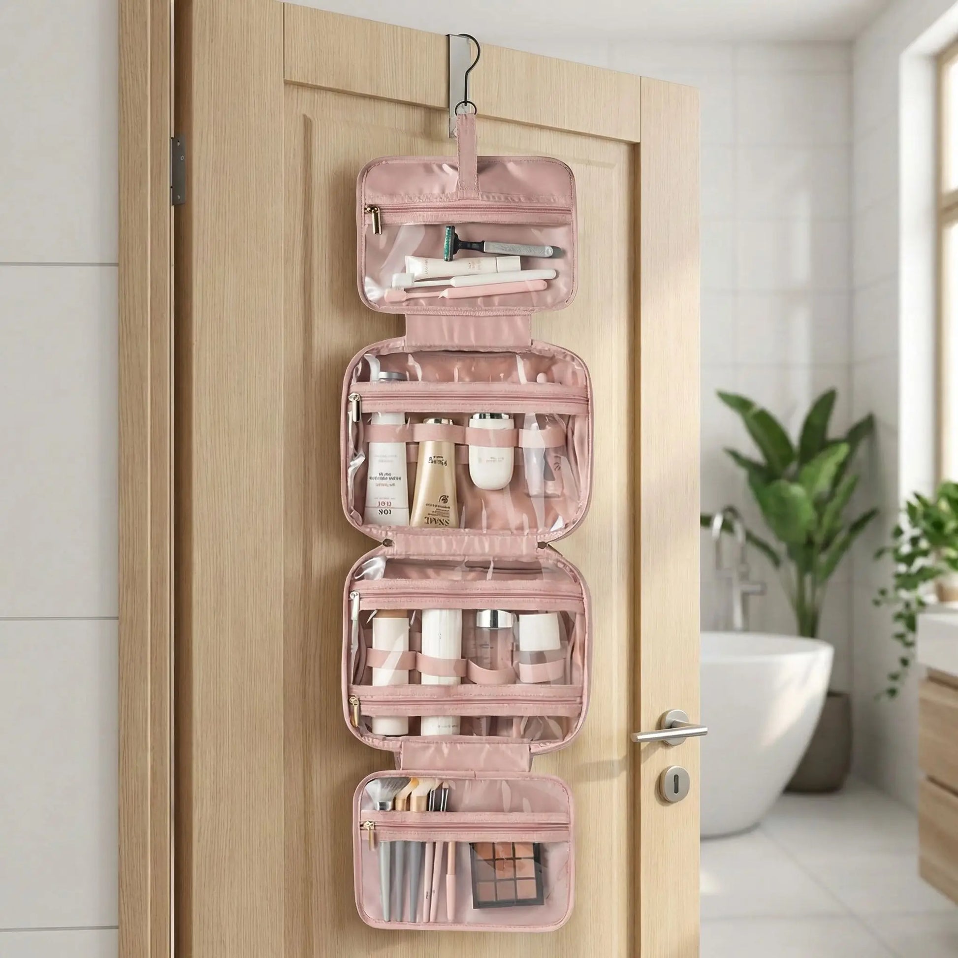 Trousse de toilette femme rétro rose ouverte et suspendue, compartiments multiples avec produits visibles, parfaite pour voyages organisés.