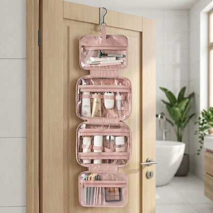 Trousse de toilette femme rétro rose ouverte et suspendue, compartiments multiples avec produits visibles, parfaite pour voyages organisés.