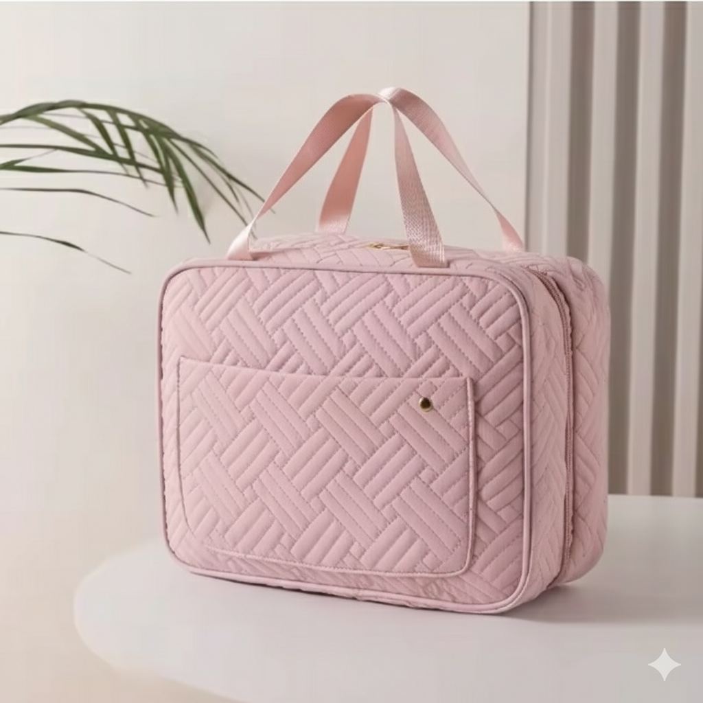Trousse de toilette femme rétro rose, posée sur une table lumineuse avec plante, ambiance douce et féminine, idéale pour le quotidien.