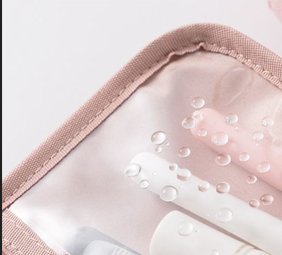 Trousse de toilette femme rose, doublure imperméable avec produits visibles, protection contre l’humidité, pratique pour le voyage.