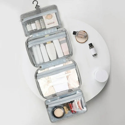 Trousse de toilette femme sur petite table rotative en marbre pour démontrer sa capacité de rangement