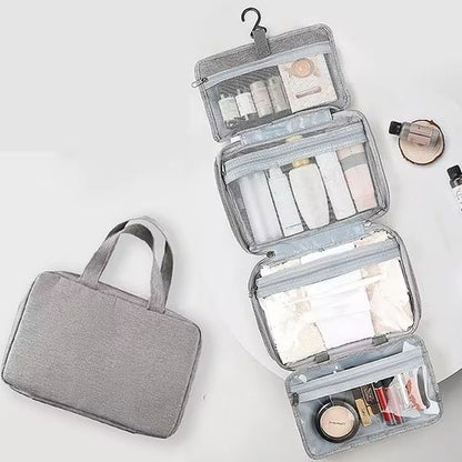 Trousse de toilette femme sur table blanche. Démonstration de la trousse ouverte et fermée