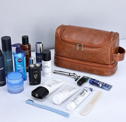 Trousse de toilette homme entourée d’accessoires de soin et rasage, grande capacité, design élégant, idéale pour les déplacements et séjours.