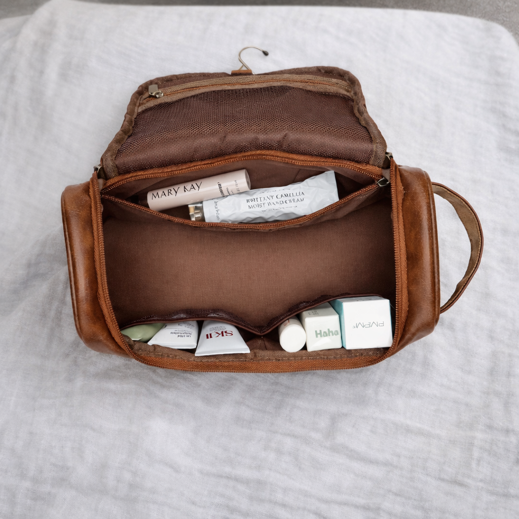 Trousse de toilette homme vue intérieure, compartiments bien organisés contenant cosmétiques et accessoires, rangement optimisé et facile d’accès.