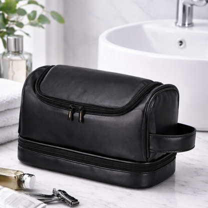 Trousse de toilette homme noire élégante posée sur un comptoir de salle de bain, double compartiment zippé, design moderne et pratique pour le voyage