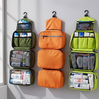 Trousse de toilette homme suspendue avec plusieurs compartiments, idéale pour organiser les produits de toilette en voyage ou à la maison.