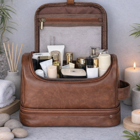 Trousse de toilette homme vue intérieure, compartiments bien organisés contenant cosmétiques et accessoires, rangement optimisé et facile d’accès.