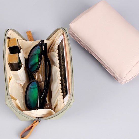 Trousse de toilette ouverte et fermée sur comptoir