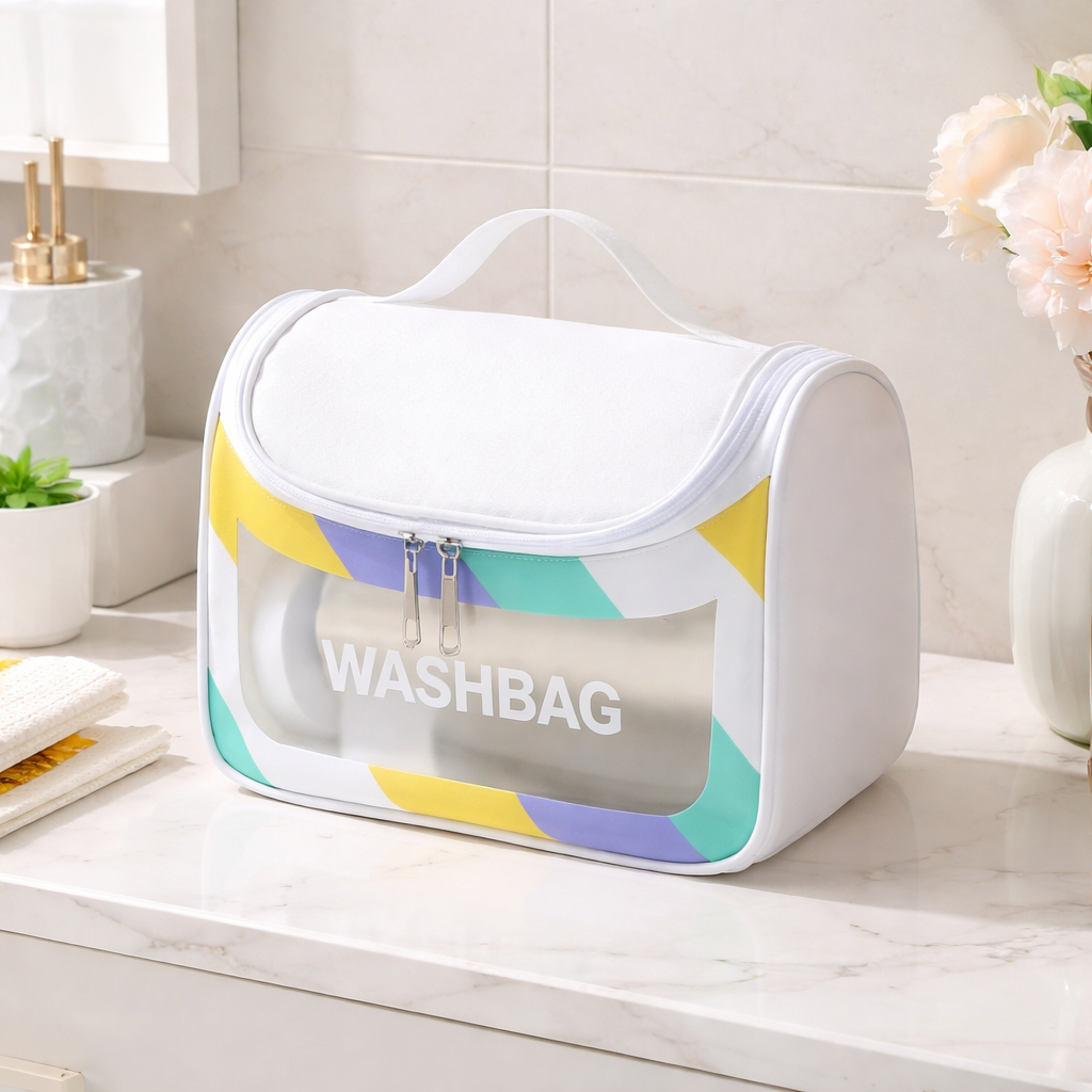 Trousse de toilette voyage blanche au design coloré, posée dans une salle de bain moderne et élégante.