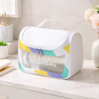Trousse de toilette voyage blanche au design coloré, posée dans une salle de bain moderne et élégante.