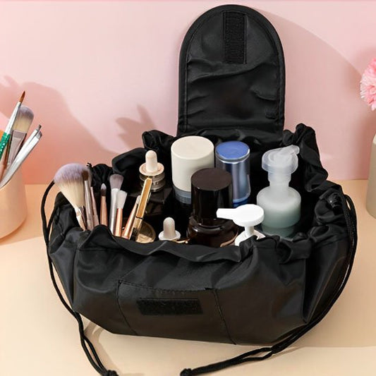 trousse maquillage bien rempli sur petite table contient tout ce que nous avons besoin en escapade de courte ou longue duree
