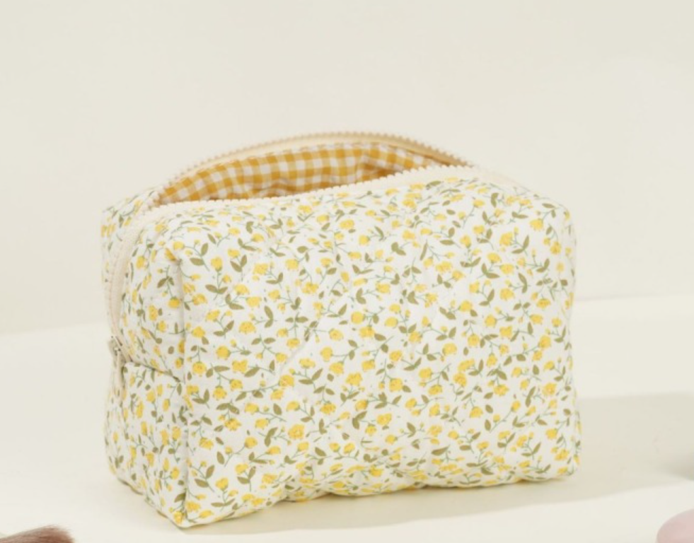 trousse maquillage jaune chic et fonctionnelle idéale pour la maison ou les déplacements