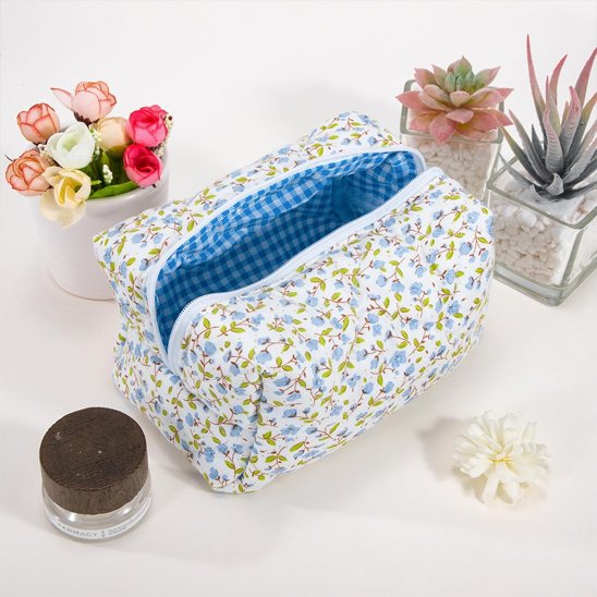 trousse maquillage matelassée ouverte avec doublure intérieure bleu à carreaux style coton
