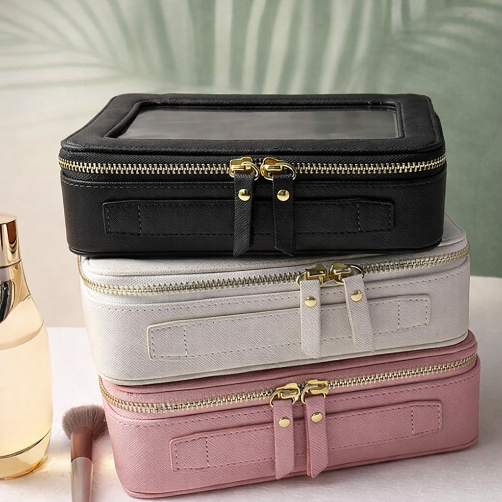 Trousse maquillage noir, blanc et rose empilées avec design structuré et fermetures dorées, idéales pour comparer tailles et couleurs du modèle