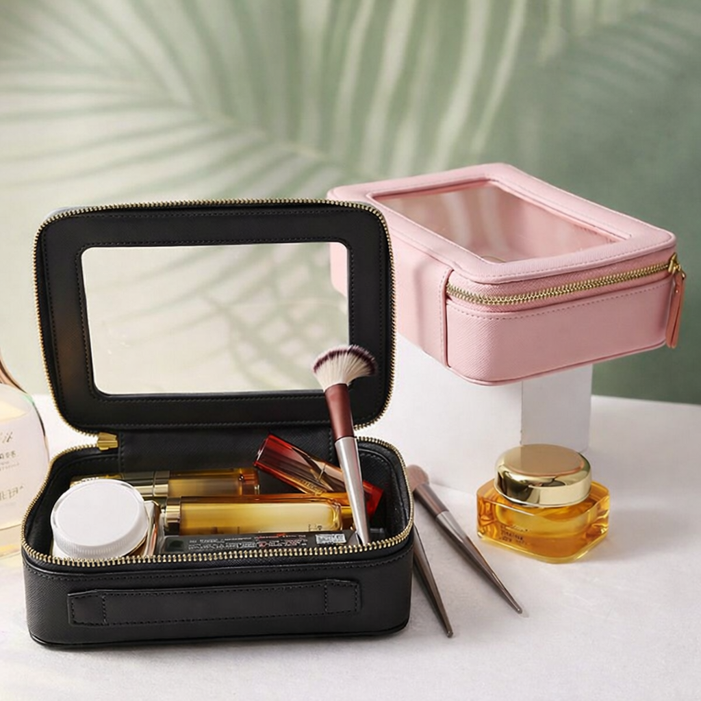 Trousse maquillage noire ouverte avec fenêtre transparente et contenu visible, conçue pour une utilisation pratique, rapide et organisée au quotidien