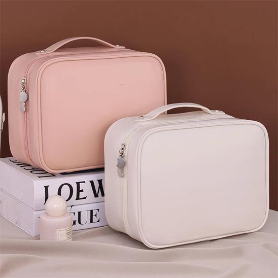 Trousse maquillage rigide, une rose poudré et une beige, présentées dans une ambiance feutré rouge chic, design élégant 