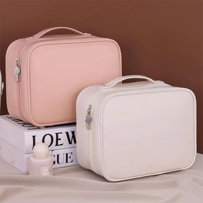 Trousse maquillage rigide, une rose poudré et une beige, présentées dans une ambiance feutré rouge chic, design élégant 