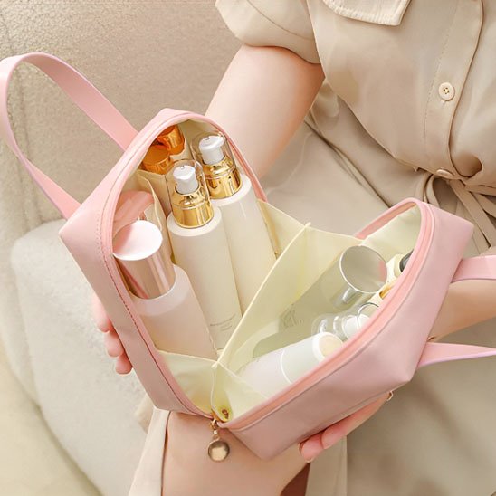trousse maquillage rose ouverte. Présentation de l'organisation des produit et de la solidité des séparateurs aidant à la protection des produits