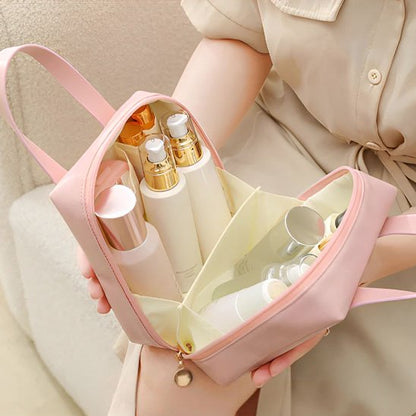 trousse maquillage rose ouverte. Présentation de l'organisation des produit et de la solidité des séparateurs aidant à la protection des produits