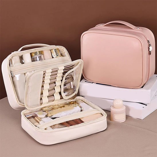 Trousse maquillage rose poudré et beige, une ouverte et une fermée, présentées dans une ambiance bureau et voyage. une plus haute