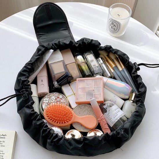 trousse maquillage sur le lit prête a partir en voyage où vous le voulez